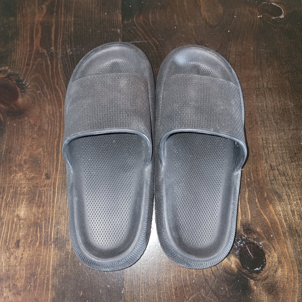 Size 9-10 Black Non Slip Cloud Slippers
